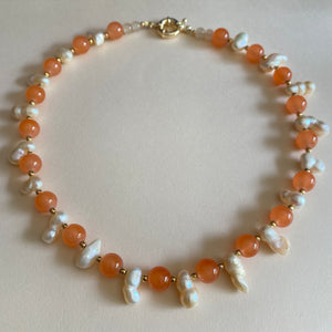 neutral peachy pearl necklace