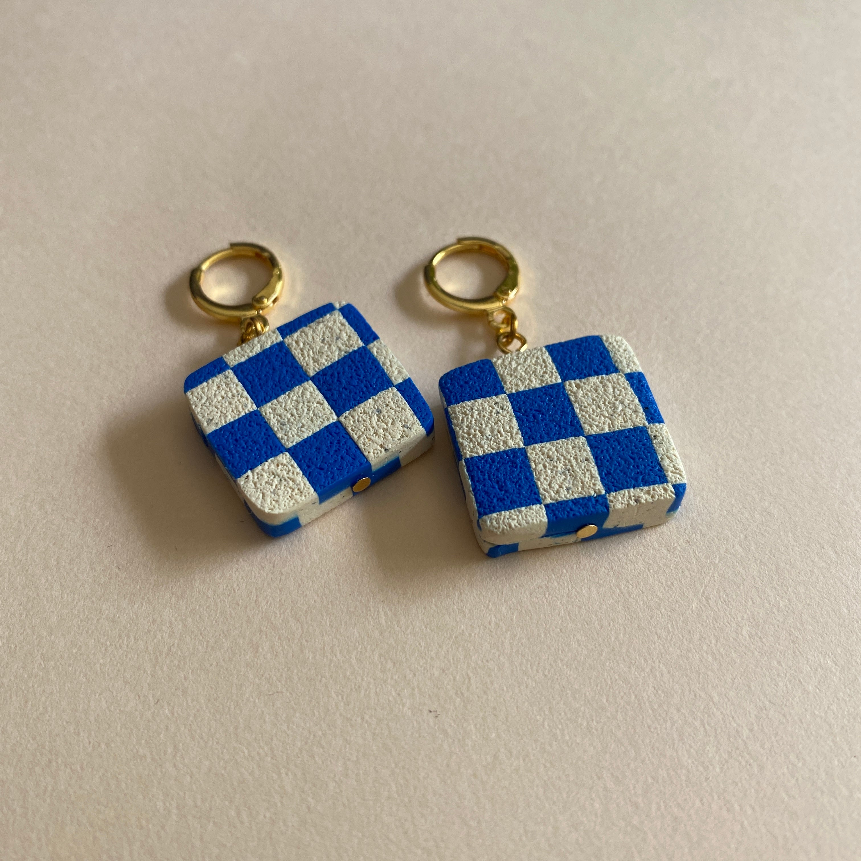 grainy blue check beads